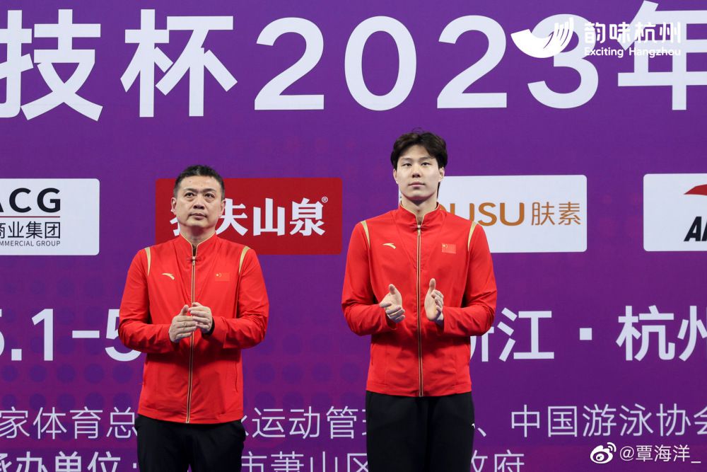 赛后詹姆斯接受了记者的采访。
